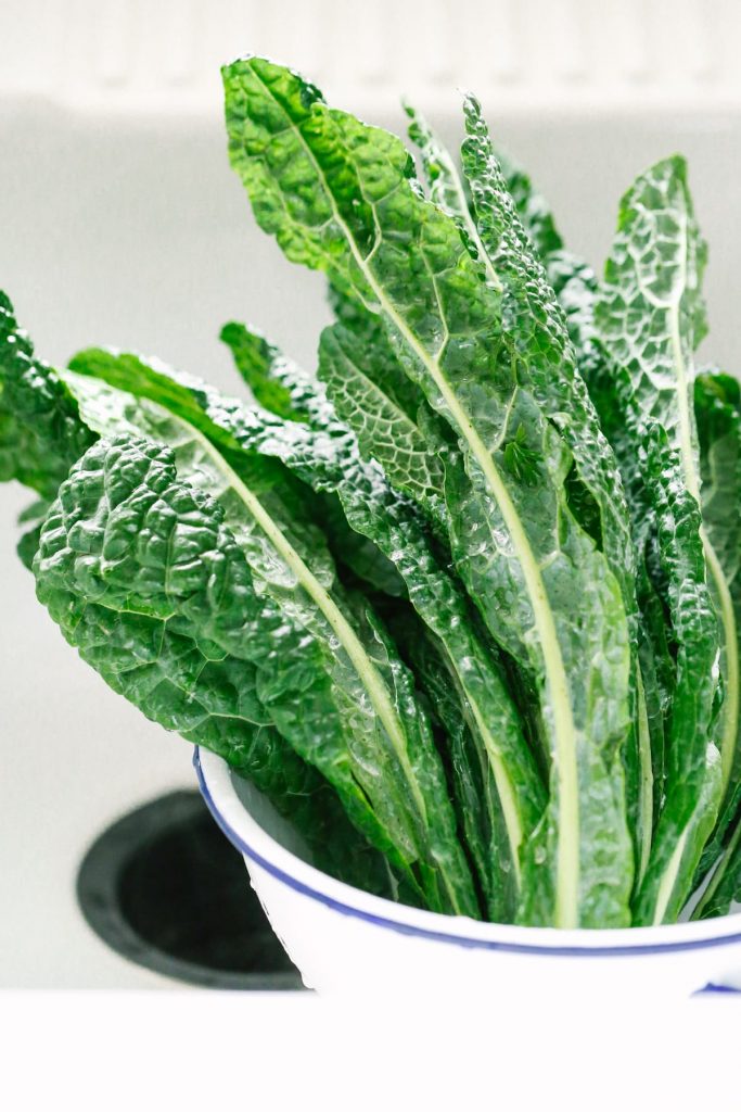 How to make kale chips. Making kale chips at home is so easy. Plus, even kale haters love these chips. Win!
