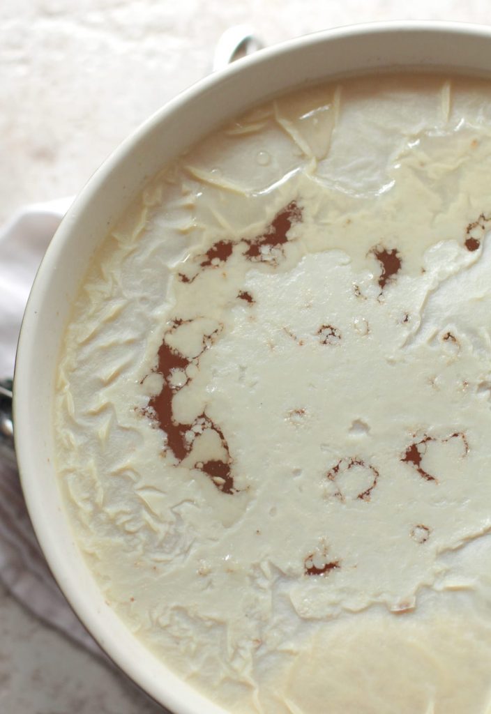 Prep Day: Come fare e conservare il brodo fatto in casa in anticipo. Il brodo fatto in casa è un liquido miracoloso e dovrebbe assolutamente far parte della settimana di preparazione di tutti! Il brodo di manzo è fatto proprio come il brodo di pollo, ma le ossa di manzo vengono prima arrostite per massimizzare il sapore. Io acquisto le ossa di manzo dal mio negozio locale di alimenti naturali o dal mercato contadino. Le ossa di manzo sono di solito poco costose (3-4 dollari per qualche chilo).'s prep week!