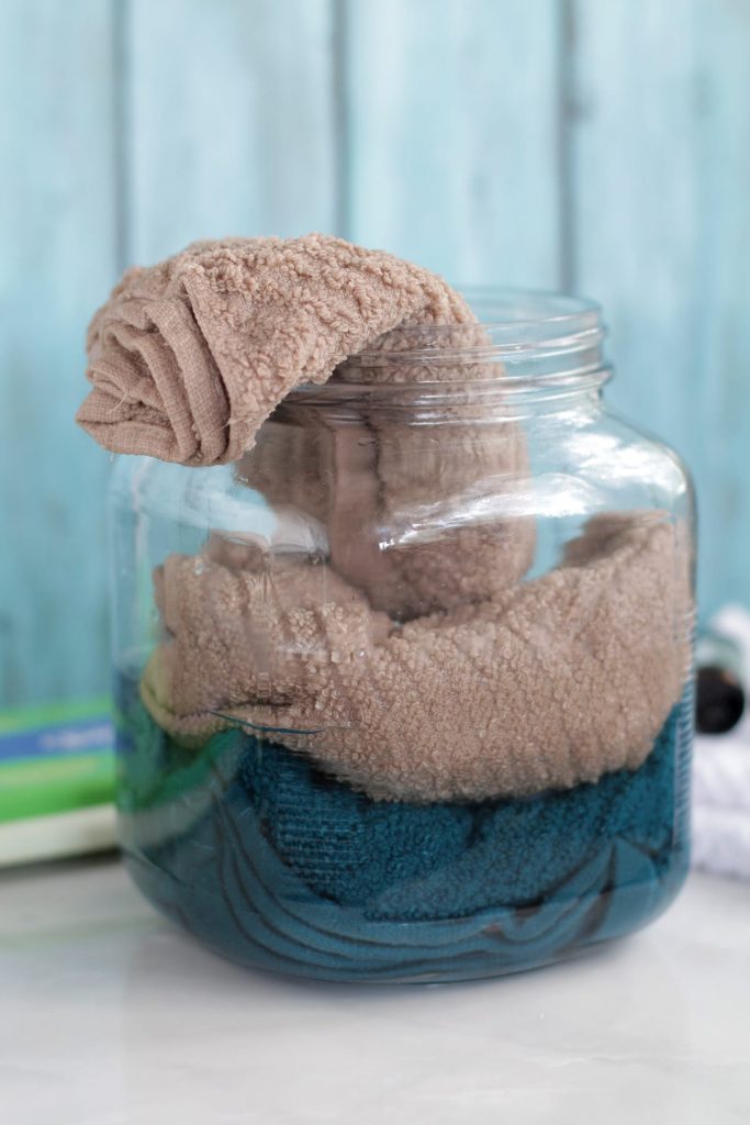 WOAH! DIY natural floor cleaner wipes made for a Swiffer! Only a few natural ingredients!