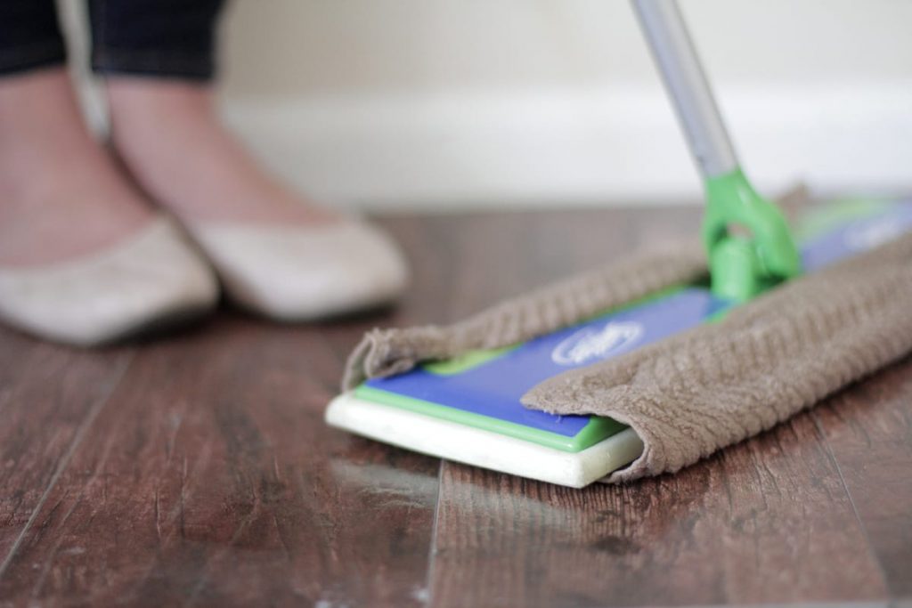 WOAH! DIY natural floor cleaner wipes made for a Swiffer! Only a few natural ingredients!