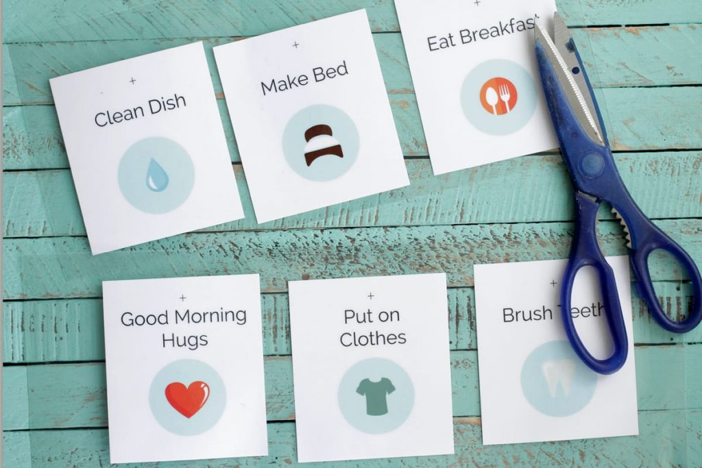 How to create a stress-free bed time routine plus free printable cards!! This is such a great idea for creating a bedtime routine without whining or fighting.