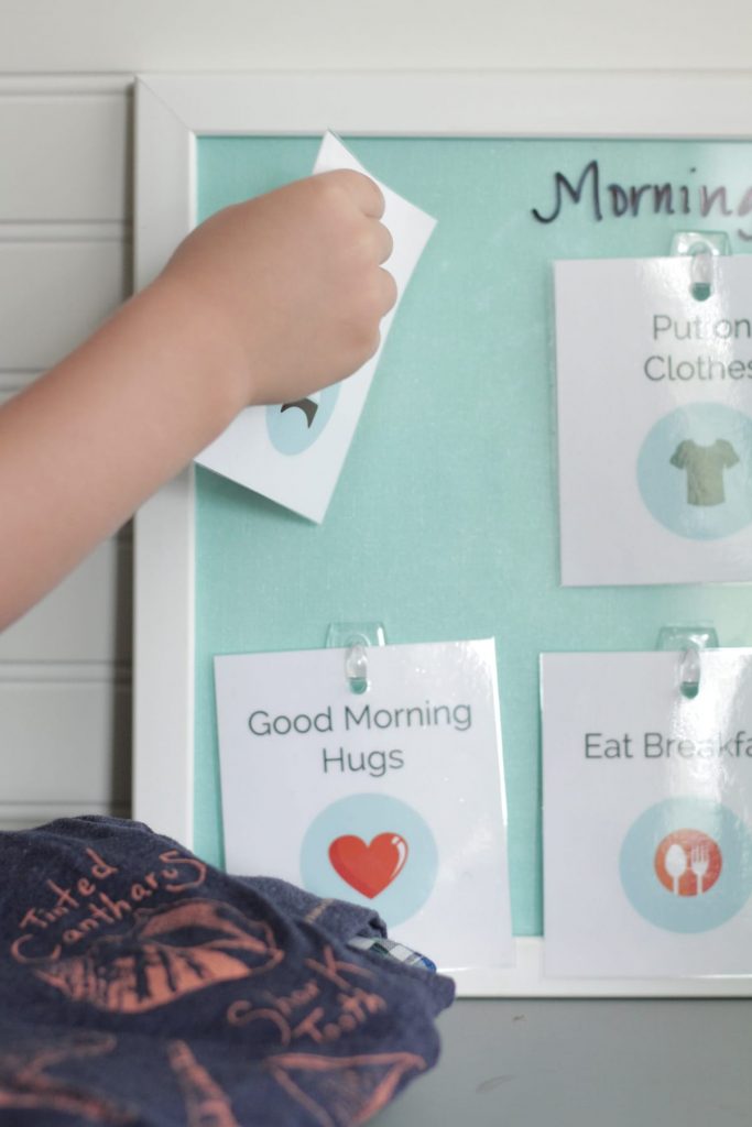 How to create a stress-free bed time routine plus free printable cards!! This is such a great idea for creating a bedtime routine without whining or fighting.