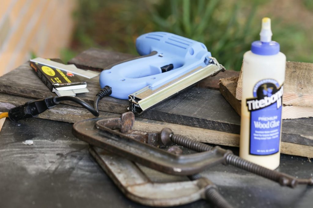 DIY Herb Box: A super easy tutorial for a fun garden herb box!