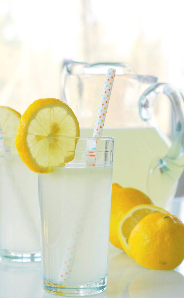 Honig Gesüßte Limonade. Nur 3 Zutaten und natürlich gesüßt mit Honig! Diese hausgemachte Limonade ist so einfach zuzubereiten.