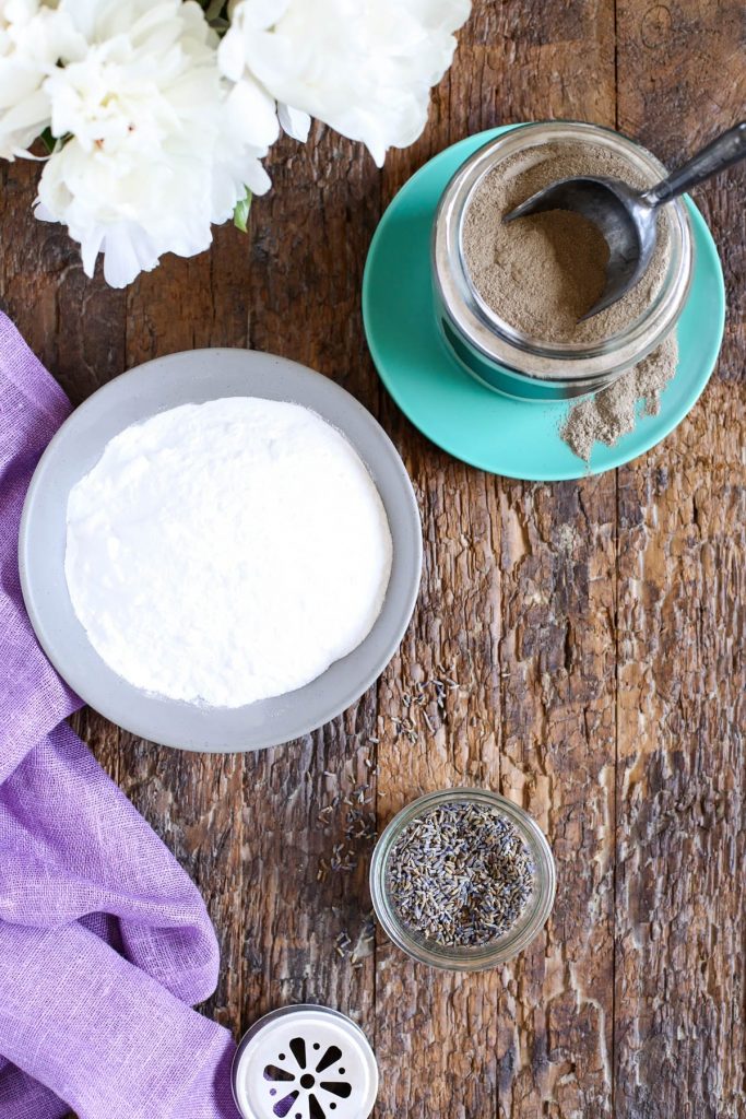 With a simple combination of baking soda,diatomaceous earth, and lavender you can get your house smelling good with this easy DIY carpet deodorizer.