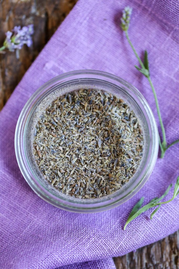 With a simple combination of baking soda,diatomaceous earth, and lavender you can get your house smelling good with this easy DIY carpet deodorizer.