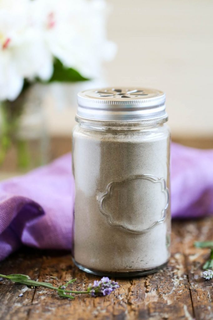 With a simple combination of baking soda,diatomaceous earth, and lavender you can get your house smelling good with this easy DIY carpet deodorizer.