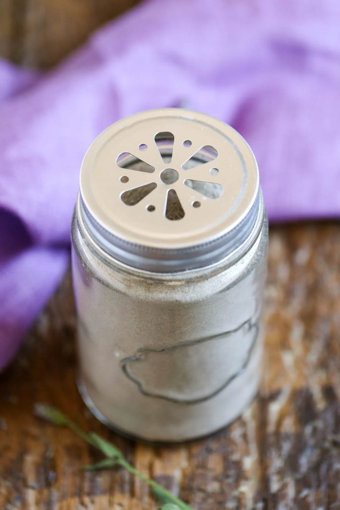 With a simple combination of baking soda,diatomaceous earth, and lavender you can get your house smelling good with this easy DIY carpet deodorizer.