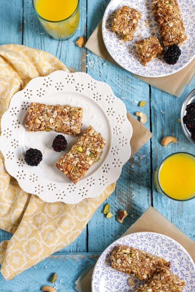 Homemade Protein Granola Bars! No refined sugar or fake ingredients. 100% healthy ingredients and natural sweeteners. Kid-friendly! Perfect for a quick breakfast or hearty snack. Freeze extra bars for busy days!