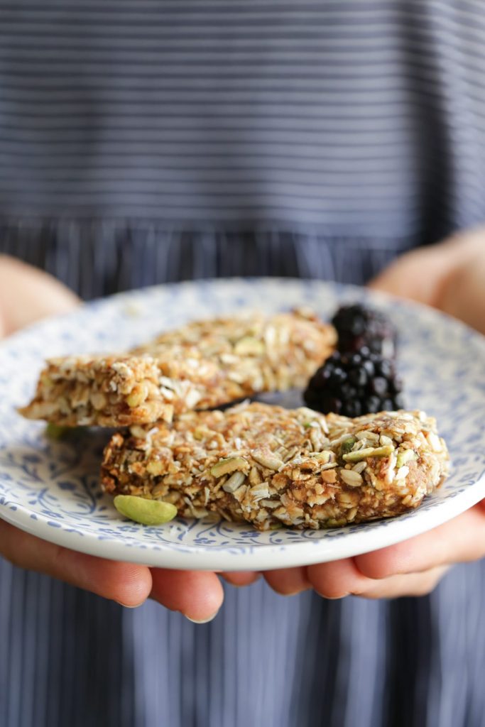 Homemade Protein Granola Bars! No refined sugar or fake ingredients. 100% healthy ingredients and natural sweeteners. Kid-friendly! Perfect for a quick breakfast or hearty snack. Freeze extra bars for busy days!