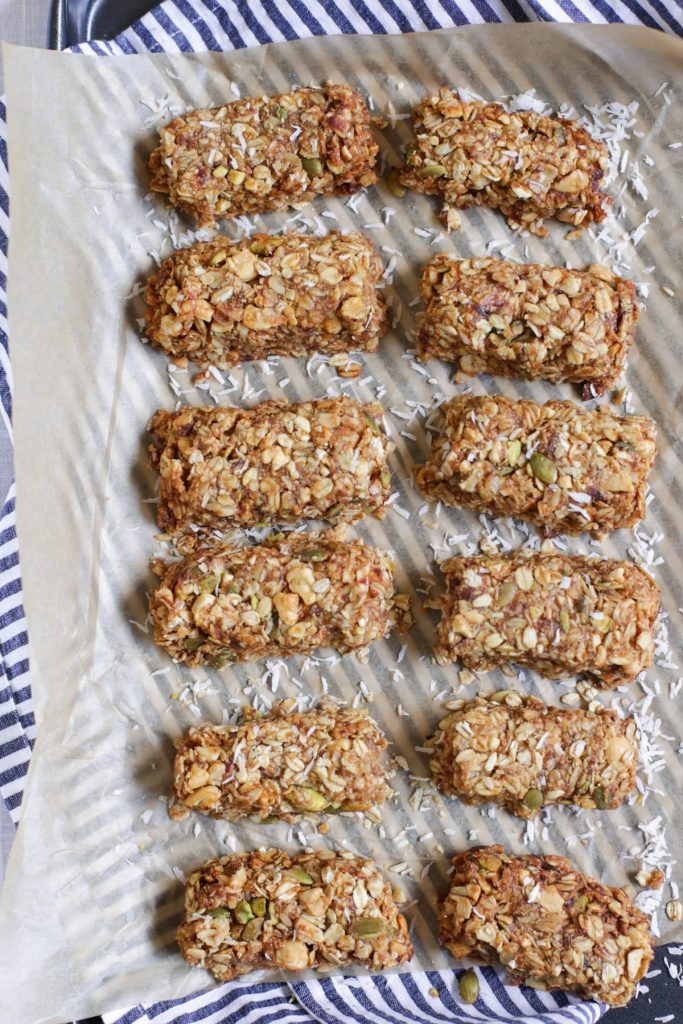 Homemade Protein Granola Bars! No refined sugar or fake ingredients. 100% healthy ingredients and natural sweeteners. Kid-friendly! Perfect for a quick breakfast or hearty snack. Freeze extra bars for busy days!