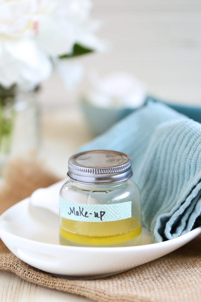 DIY Makeup Remover (ohne Kokosnussöl). Ein einfacher Make-up-Entferner mit zwei Inhaltsstoffen, der sanft und effektiv ist. Die Herstellung eines Tiegels kostet nur ein paar Cent. Dieses Rezept enthält kein Kokosnussöl - nur natürliche, einfache und pflegende Inhaltsstoffe.'s gentle and effective. Costs just pennies to make one jar. No coconut oil in this recipe--just natural, simple and nourishing skincare ingredients.