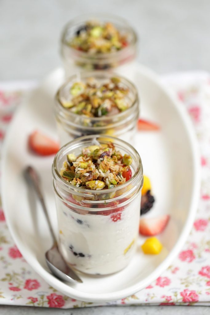 So good and healthy! Homemade fruit and yogurt parfaits you can make in advance for a super fast and healthy weekday breakfast. Perfect for the whole family.