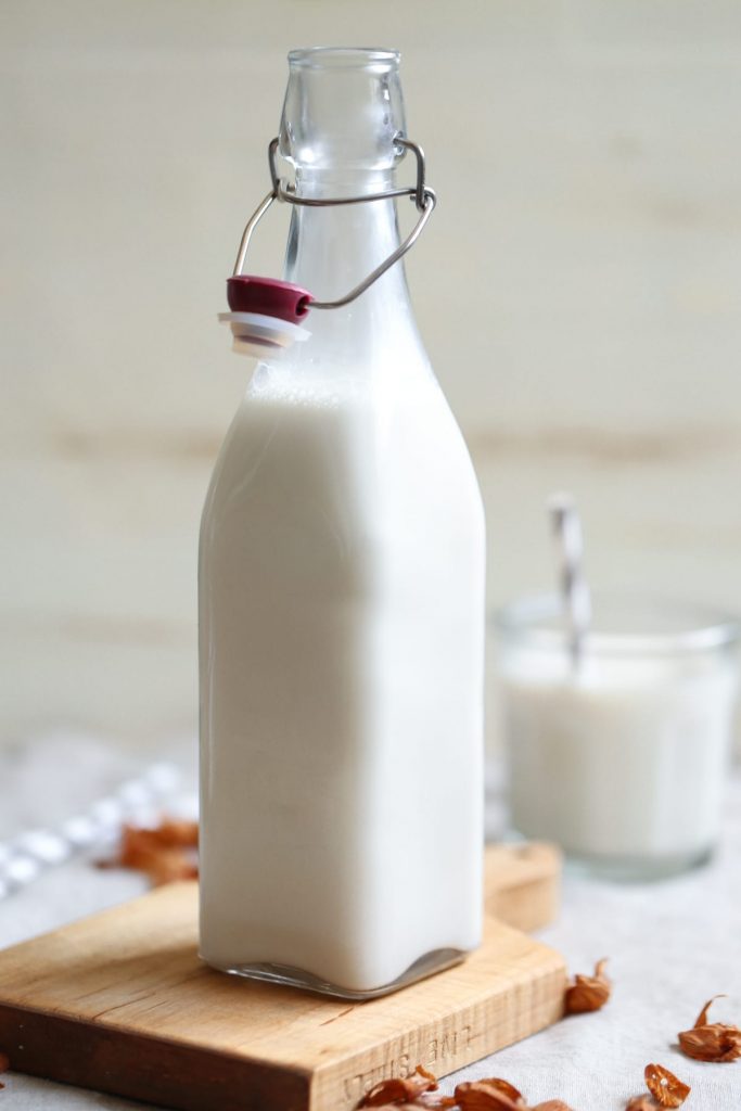 How to Make Almond Milk. This recipe is so easy and tastes amazing-creamy and naturally-sweet, with a hint of vanilla flavor. Only four ingredients + a blender! That's all you need. Once you make almond milk you'll never go back to store-bought.