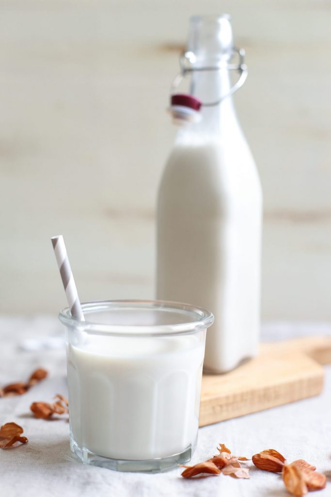 How to Make Almond Milk. This recipe is so easy and tastes amazing-creamy and naturally-sweet, with a hint of vanilla flavor. Only four ingredients + a blender! That's all you need. Once you make almond milk you'll never go back to store-bought.