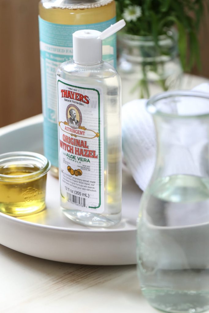 Pulitore naturale per pennelli da trucco fatto in casa. Un detergente per pennelli da trucco semplice, naturale e conveniente! Questo detergente per pennelli può essere usato quotidianamente o settimanalmente per pulire i pennelli da trucco e rompere il ciclo dei batteri e delle irritazioni.