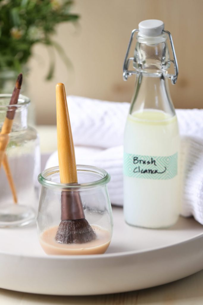 Homemade Natural Makeup Brush Cleaner. Een eenvoudige, natuurlijke en betaalbare make-up kwasten reiniger! Deze kwastenreiniger kan dagelijks of wekelijks worden gebruikt om make-up kwasten te reinigen en de cyclus van bacteriën en puistjes te doorbreken.