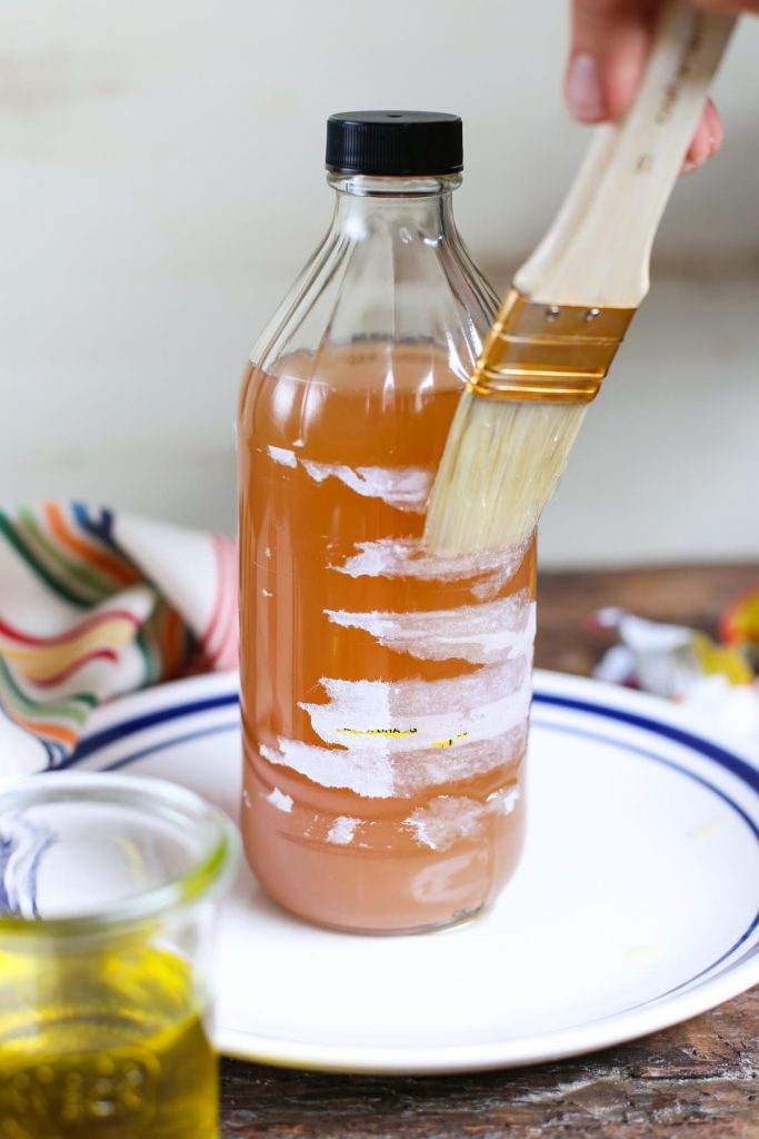 ¡Nunca tires las botellas de vinagre viejas! Más bien, conviértelas en botellas de cristal para limpiar de forma sencilla y casera (totalmente natural). Un tutorial fácil que cuesta sólo unos centavos; además de toneladas de recetas de limpiadores caseros. Cómo hacer una botella de vidrio para limpiadores caseros! 