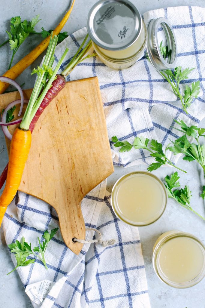 Prepara il giorno: Come fare e conservare il brodo fatto in casa in anticipo. Il brodo fatto in casa è un liquido miracoloso e dovrebbe sicuramente far parte della settimana di preparazione di tutti!'s prep week!