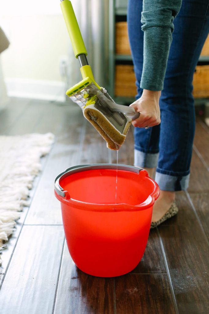 How to Make Mopping Solutions With Household Ingredients