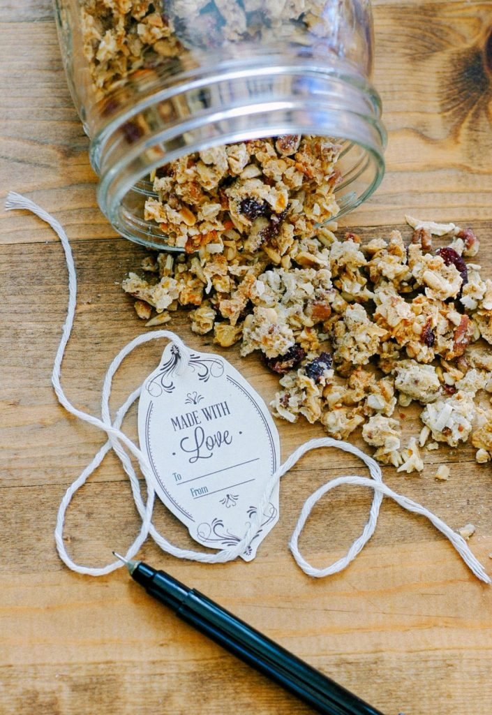 8 Homemade Granola Gift Ideas: Homemade granola is so easy to make and very inexpensive! The perfect heart-felt gift. Plus, free printable gift tags!