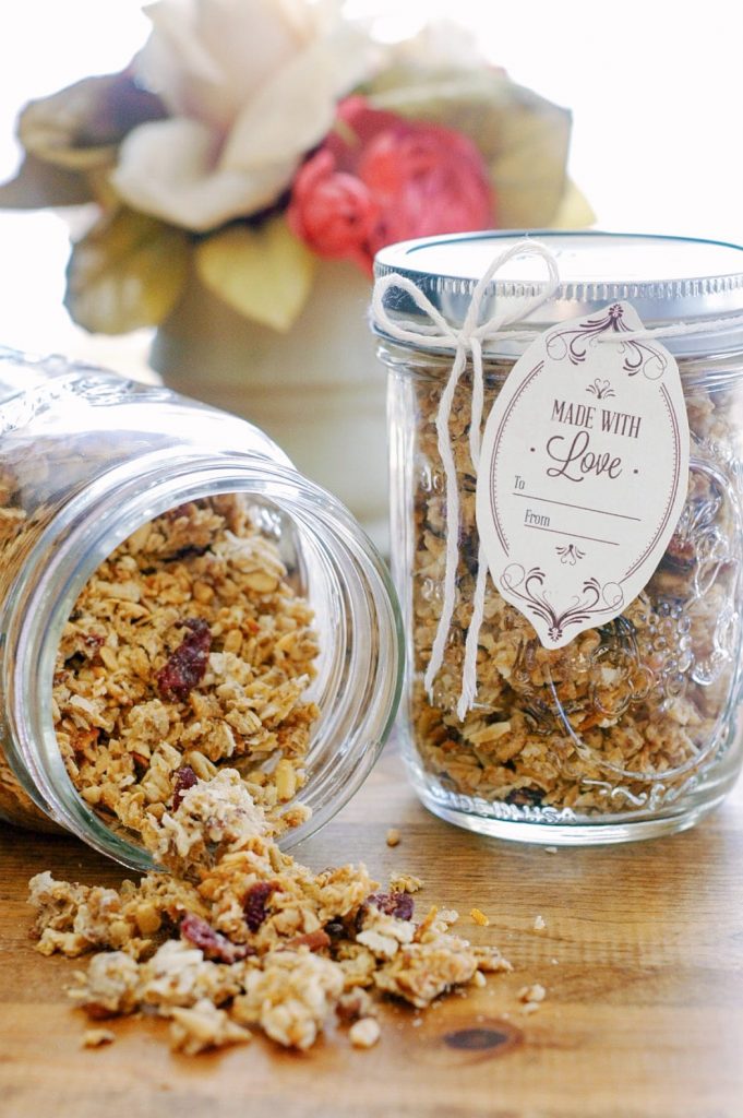 8 Homemade Granola Gift Ideas: Homemade granola is so easy to make and very inexpensive! The perfect heart-felt gift. Plus, free printable gift tags!