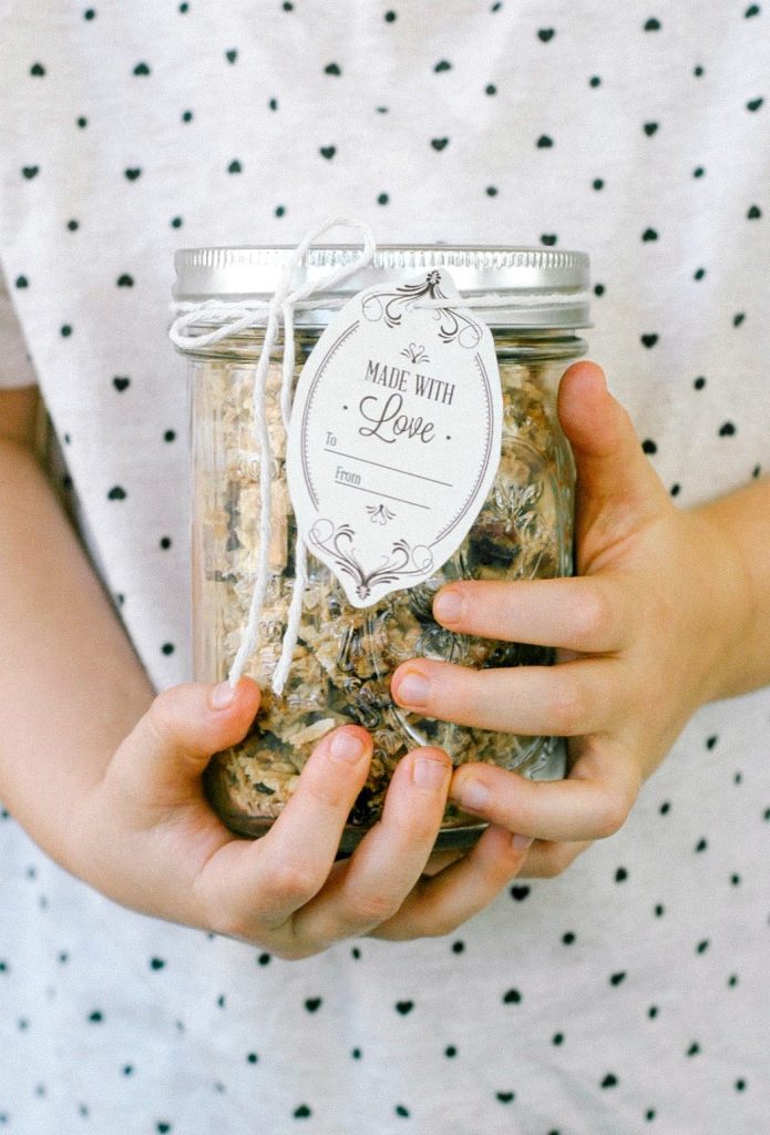 8 Homemade Granola Gift Ideas: Homemade granola is so easy to make and very inexpensive! The perfect heart-felt gift. Plus, free printable gift tags!