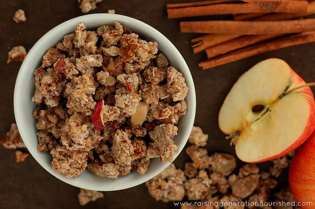 8 Homemade Granola Gift Ideas: Homemade granola is so easy to make and very inexpensive! The perfect heart-felt gift. Plus, free printable gift tags!