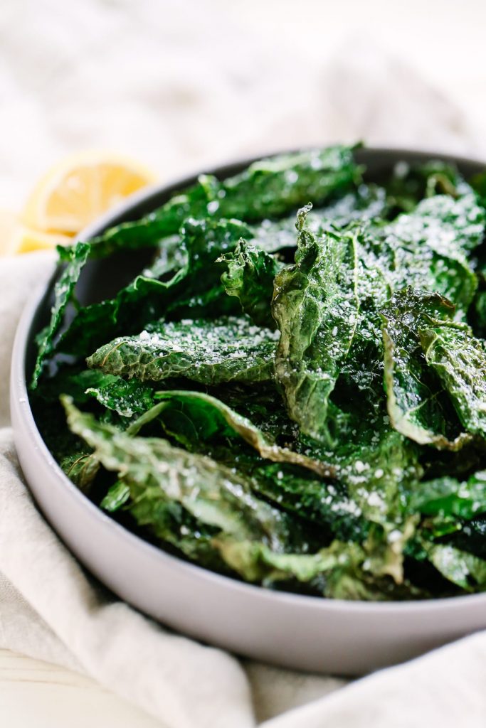 How to make kale chips. Making kale chips at home is so easy. Plus, even kale haters love these chips. Win!