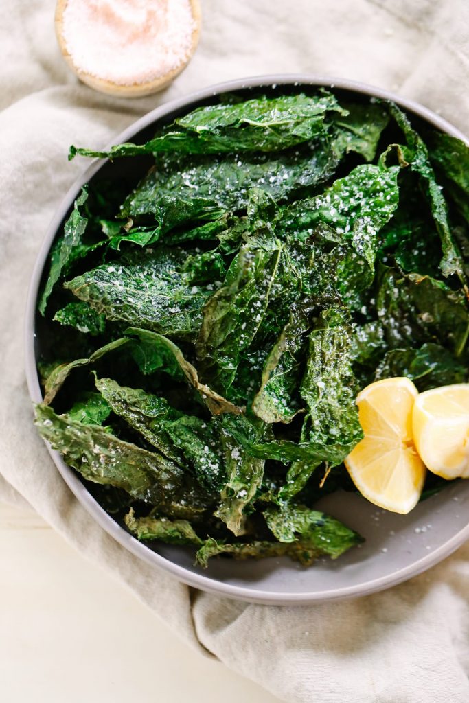 How to make kale chips. Making kale chips at home is so easy. Plus, even kale haters love these chips. Win!