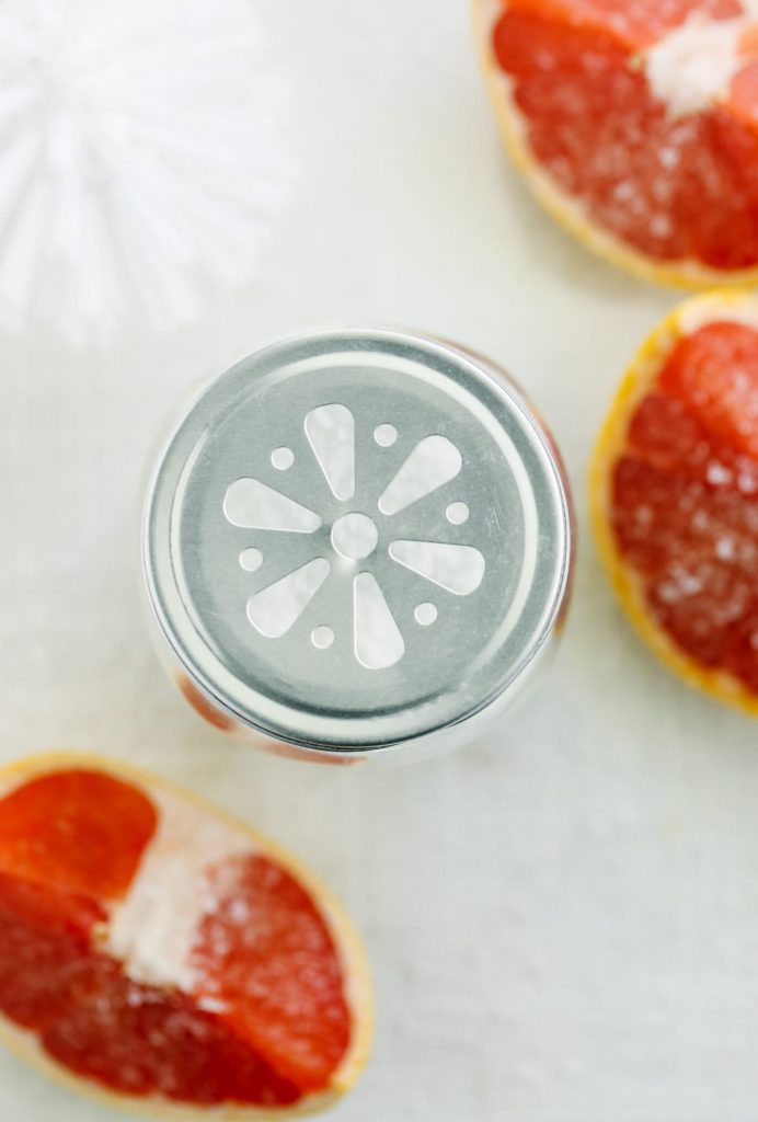 Come pulire e disinfettare una tazza del water, naturalmente. Adoro questo! Così semplice e poco costoso usando ingredienti domestici. I miei bagni hanno un aspetto e un odore fantastico.