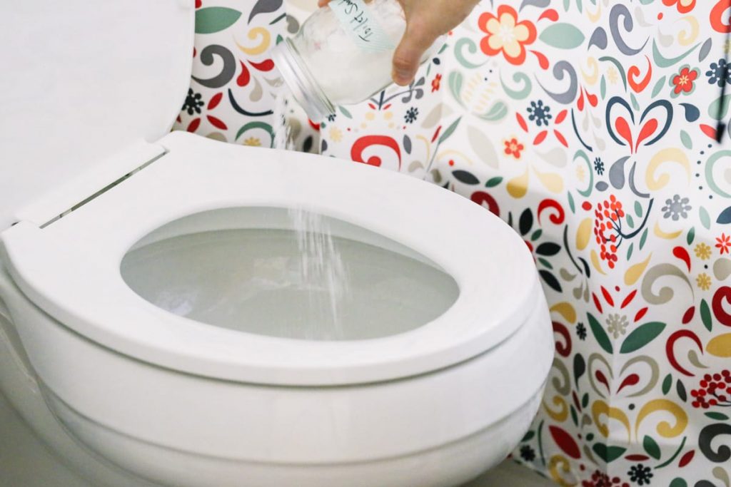 Comment nettoyer et désinfecter une cuvette de toilette, naturellement. J'adore ça ! Si simple et peu coûteux en utilisant des ingrédients ménagers. Mes toilettes ont une apparence et une odeur incroyables.