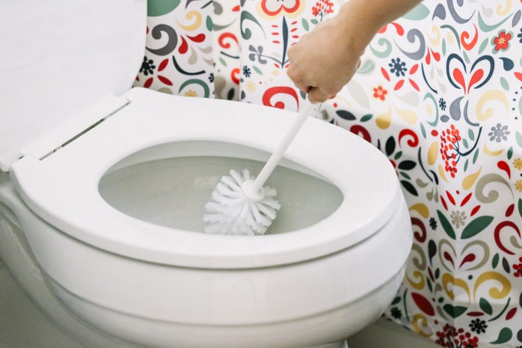 Comment nettoyer et désinfecter une cuvette de toilette, naturellement. J'adore ça ! Si simple et peu coûteux en utilisant des ingrédients ménagers. Mes toilettes ont une apparence et une odeur incroyables.