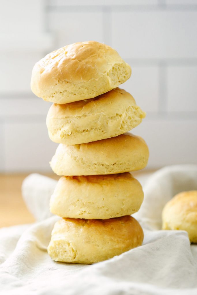 Des petits pains moelleux et légers, naturellement sucrés, 100% vrais et même nourrissants. Tellement bon ! Congelez-les pour gagner du temps. These also make great sandwich buns.