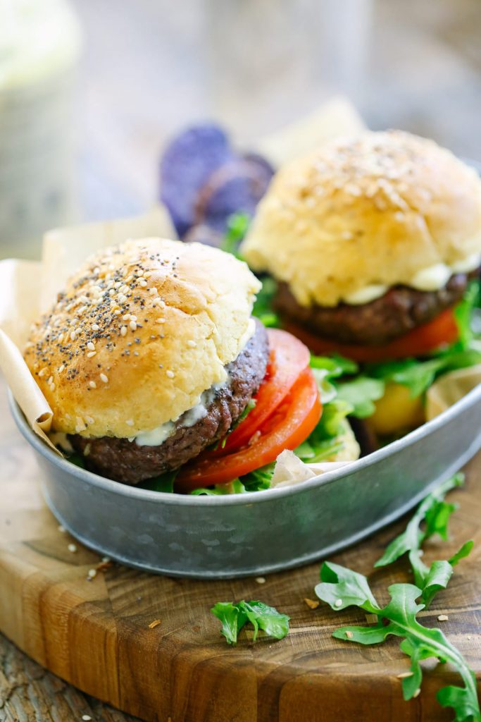 Bullar som är fluffiga och lätta, naturligt sötade, 100 % äkta och till och med näringsrika. Så gott! Frys in dem för att spara tid. De passar också utmärkt som smörgåsbullar.