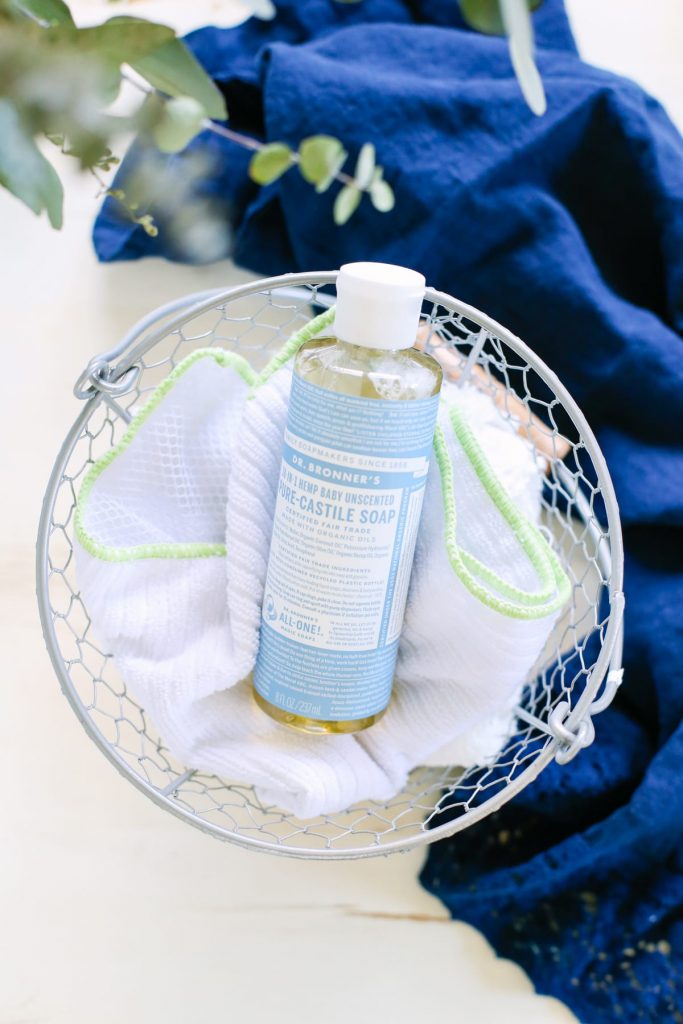 Homemade Dusting Spray: A super easy 3-ingredient spray to help banish dust... because cleaning doesn't need to be complicated!