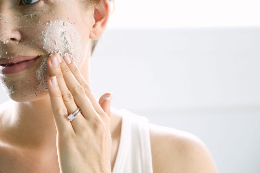 Love this! A 3-in-1 facial cleanser that's easy to make and gentle on the skin.