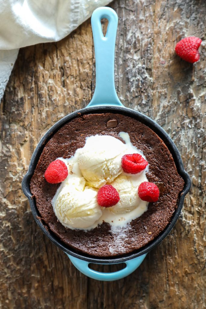 A healthy brownie that's super easy to make! I could eat the entire skillet on my own--so good!