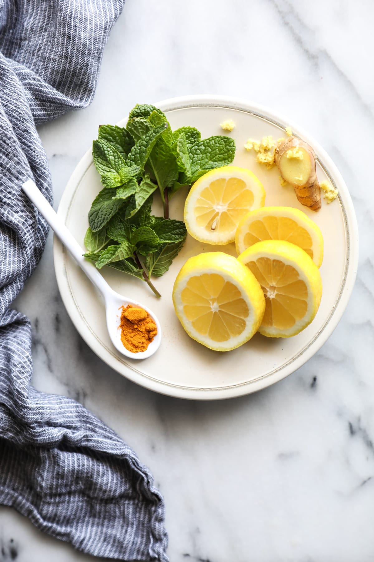 A caffeine-free tea made with turmeric, lemon, mint, honey, and ginger. Turmeric is a natural anti-inflammatory, that's also rich in antioxidants.