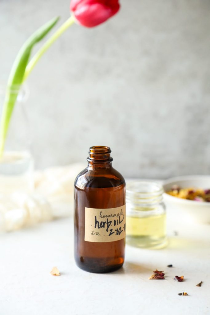 A light, floral-infused body oil that nourishes and moisturizes the skin.