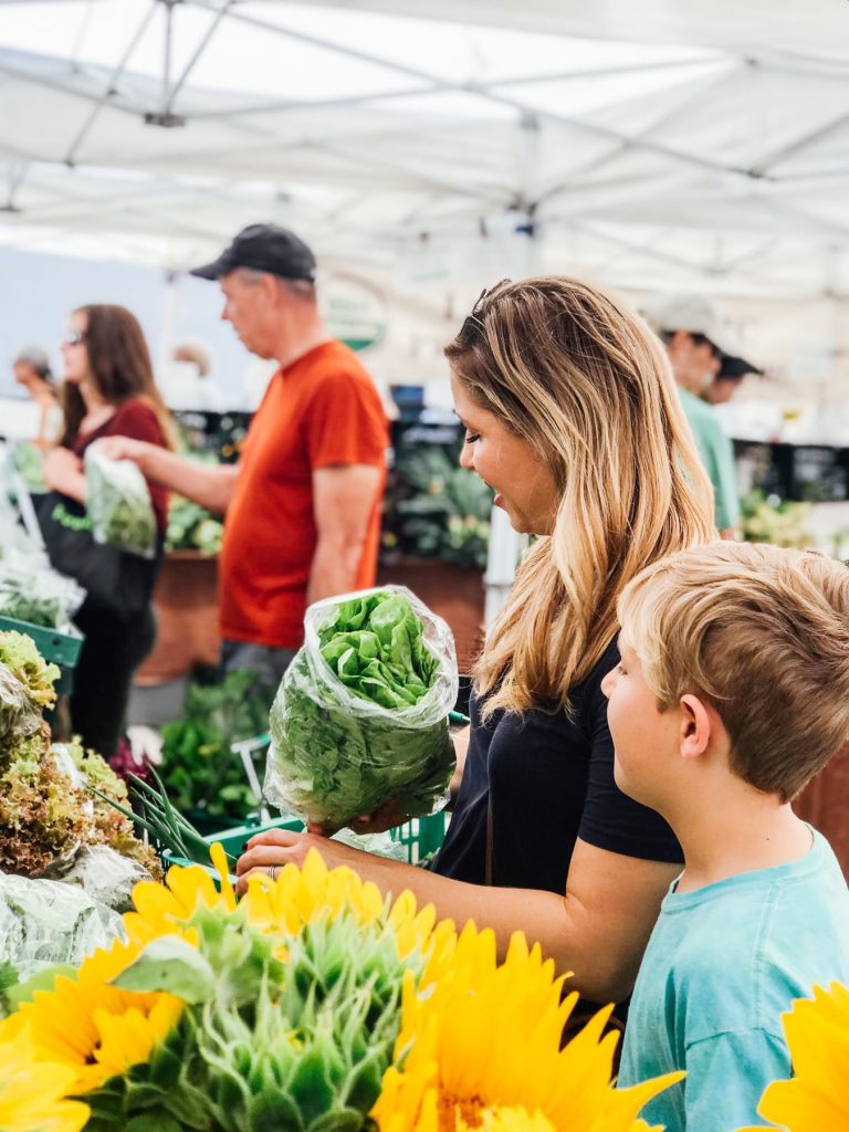 farmer's market shopping for tomatoes