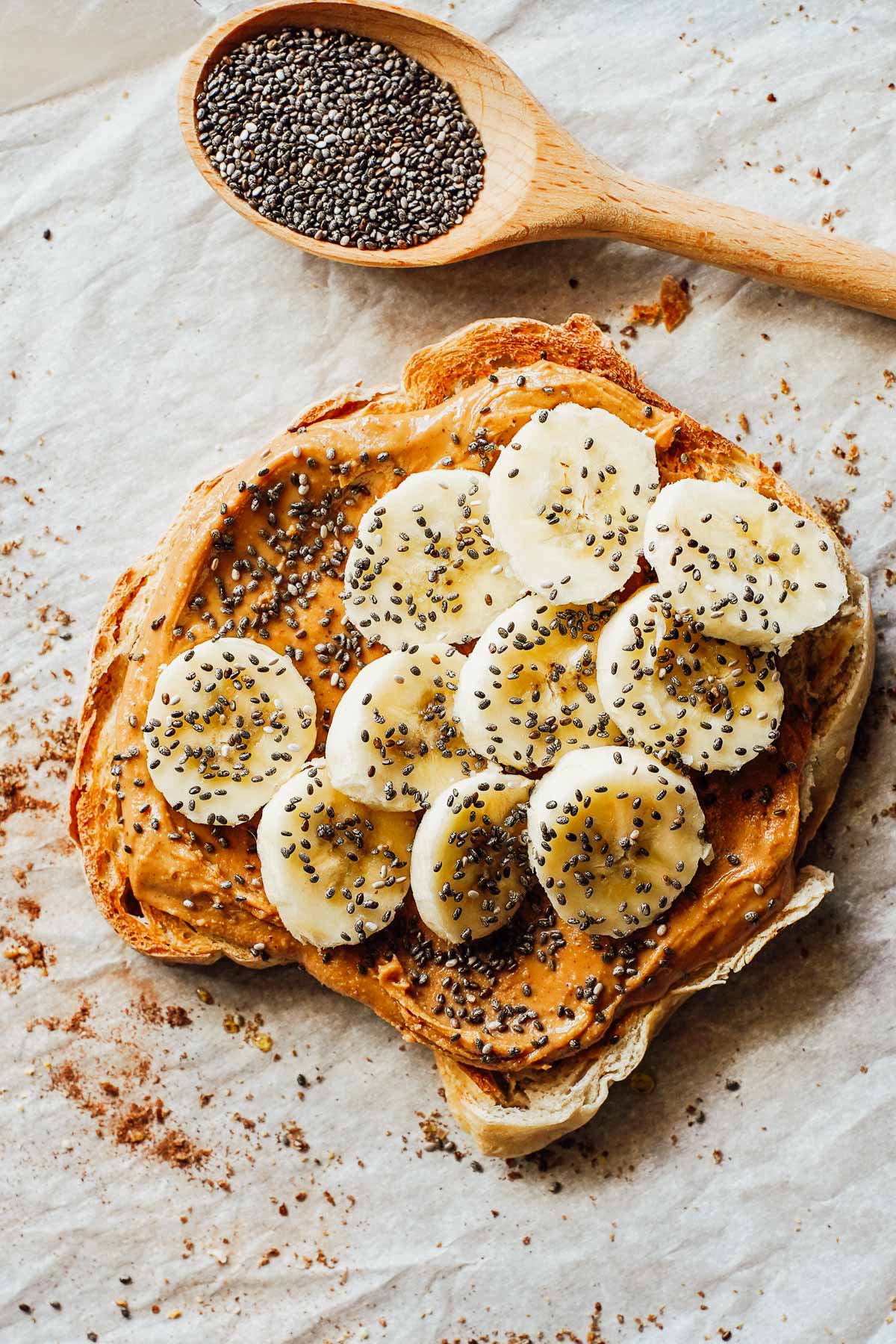 Toast with peanut butter and banana sprinkled with chia seeds.